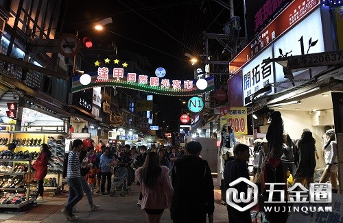 市民和游客在臺(tái)中的逢甲夜市逛街購(gòu)物（2017年12月13日攝）。 新華社記者 趙穎全 攝