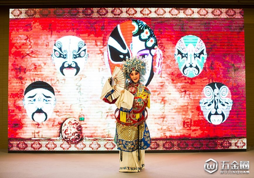 6月25日，演員在意大利羅馬舉行的“蘭州牛肉拉面牽手意大利面”活動(dòng)上表演秦腔。當(dāng)日，“蘭州牛肉拉面牽手意大利面”暨蘭州市文化旅游推介活動(dòng)在意大利羅馬拉開帷幕，來自中意兩國(guó)的廚師在活動(dòng)現(xiàn)場(chǎng)“同臺(tái)競(jìng)技”。此外，蘭州市還帶來了特色演出和民間手工技藝展示。新華社記者金宇攝