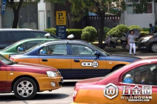資料圖：街上行駛的出租車。 中新網(wǎng)記者 金碩 攝