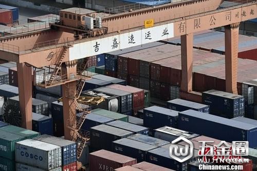 資料圖:成都國際鐵路港一排排載滿貨物的集裝箱。中新社記者 張浪 攝