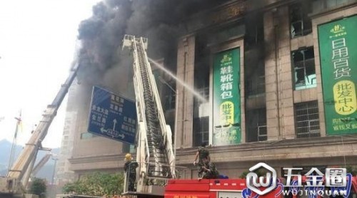 四川達州通報火災情況:消防裝備合圍阻止火勢蔓延