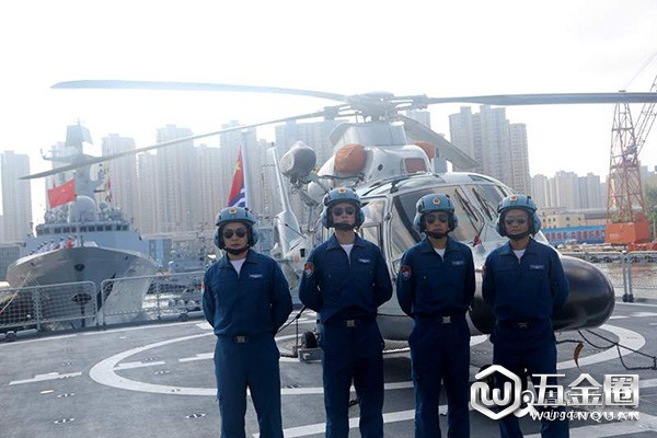 30批護(hù)航編隊隨艦機(jī)組人員待命