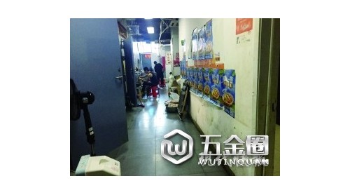 南京這棟外賣樓每天喂飽一萬人：廚房挨在一起，衛(wèi)生狀況堪憂