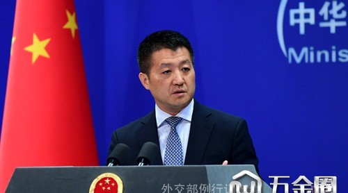 美記者因報(bào)道新疆人權(quán)問(wèn)題被拒續(xù)簽？外交部回應(yīng)