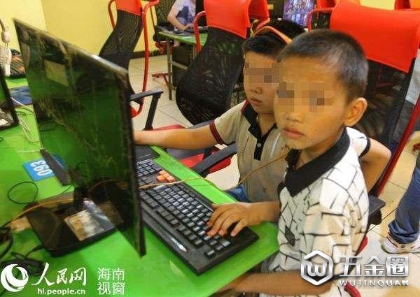 海口一網(wǎng)吧里的未成年人。 人民網(wǎng) 圖