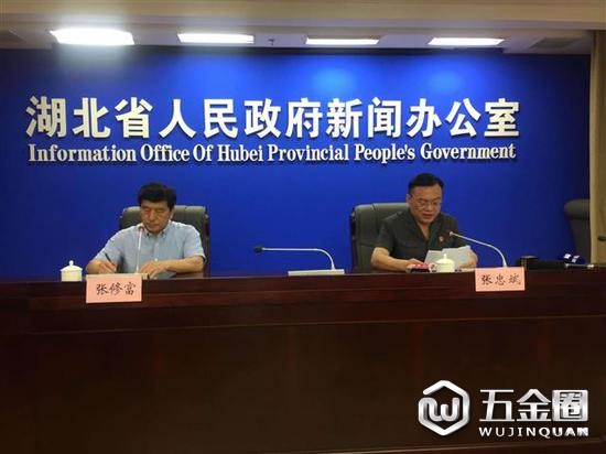 圖為：新聞發(fā)布會現(xiàn)場，省高院副院長張忠斌通報全省法院開展掃黑除惡專項斗爭工作的有關(guān)情況。