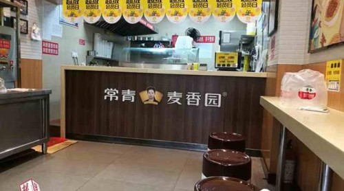 武漢：面館員工將米粉攤在地上處理，食藥監(jiān)部門介入調(diào)查，涉事店鋪停業(yè)整改