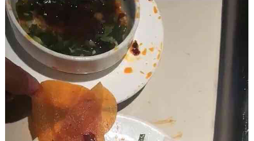深圳海底撈一門店火鍋出現(xiàn)異物疑似衛(wèi)生巾護(hù)墊，海底撈稱已提交警方