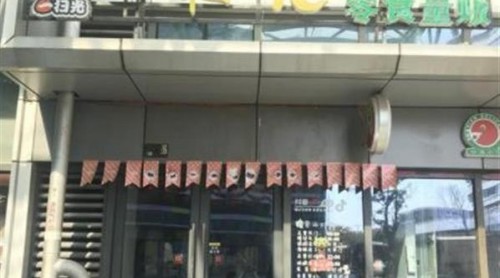 打折賣出的零食竟已過期5個月，顧客上門討說法卻發(fā)現(xiàn)店門緊關(guān)