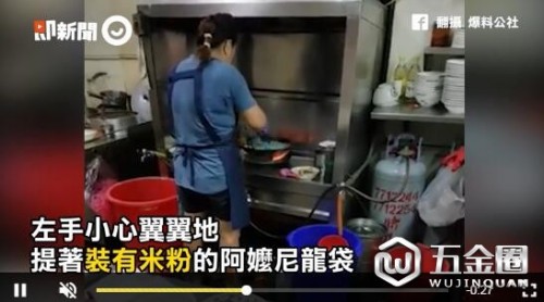 缺德！臺(tái)灣高雄一羊肉店用塑料袋裝米粉下鍋煮