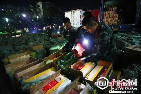 海警官兵正在對貨物進(jìn)行查驗(yàn)