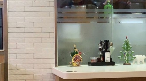 西安世紀金花里一餐廳廚師邊嗑瓜子邊做飯 在操作間不戴口罩聊天