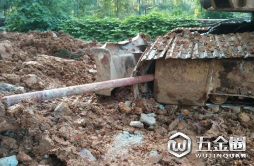 挖掘機(jī)為何會(huì)掉鏈子？如何輕松解決“出軌”？