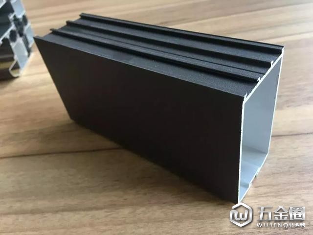 封陽臺萬萬別做這種窗，我家裝到一半，物業(yè)每天上門叫拆！